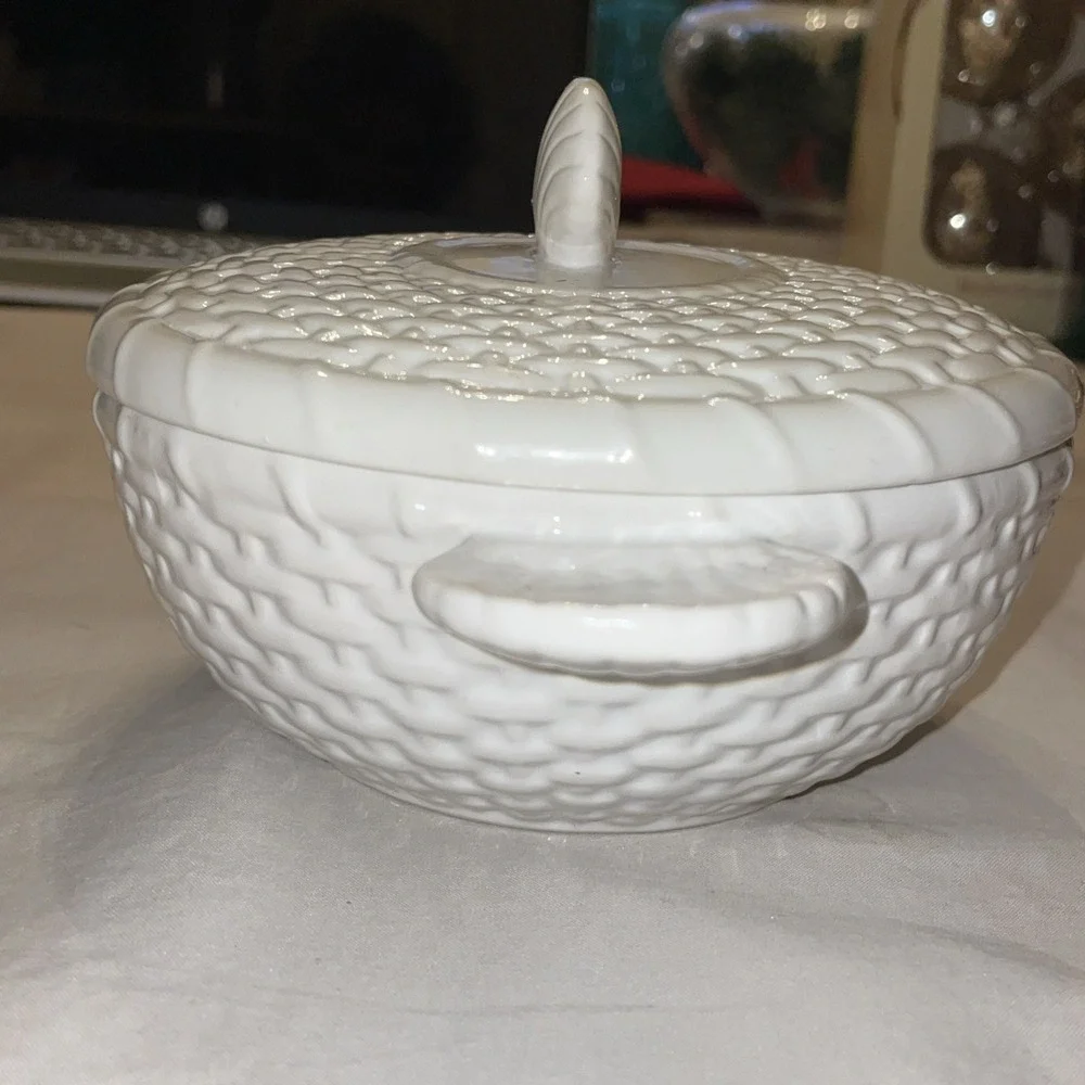 Shell Baker Nantucket Basketweave White Bone China Lidded Handles Vegetable Dish